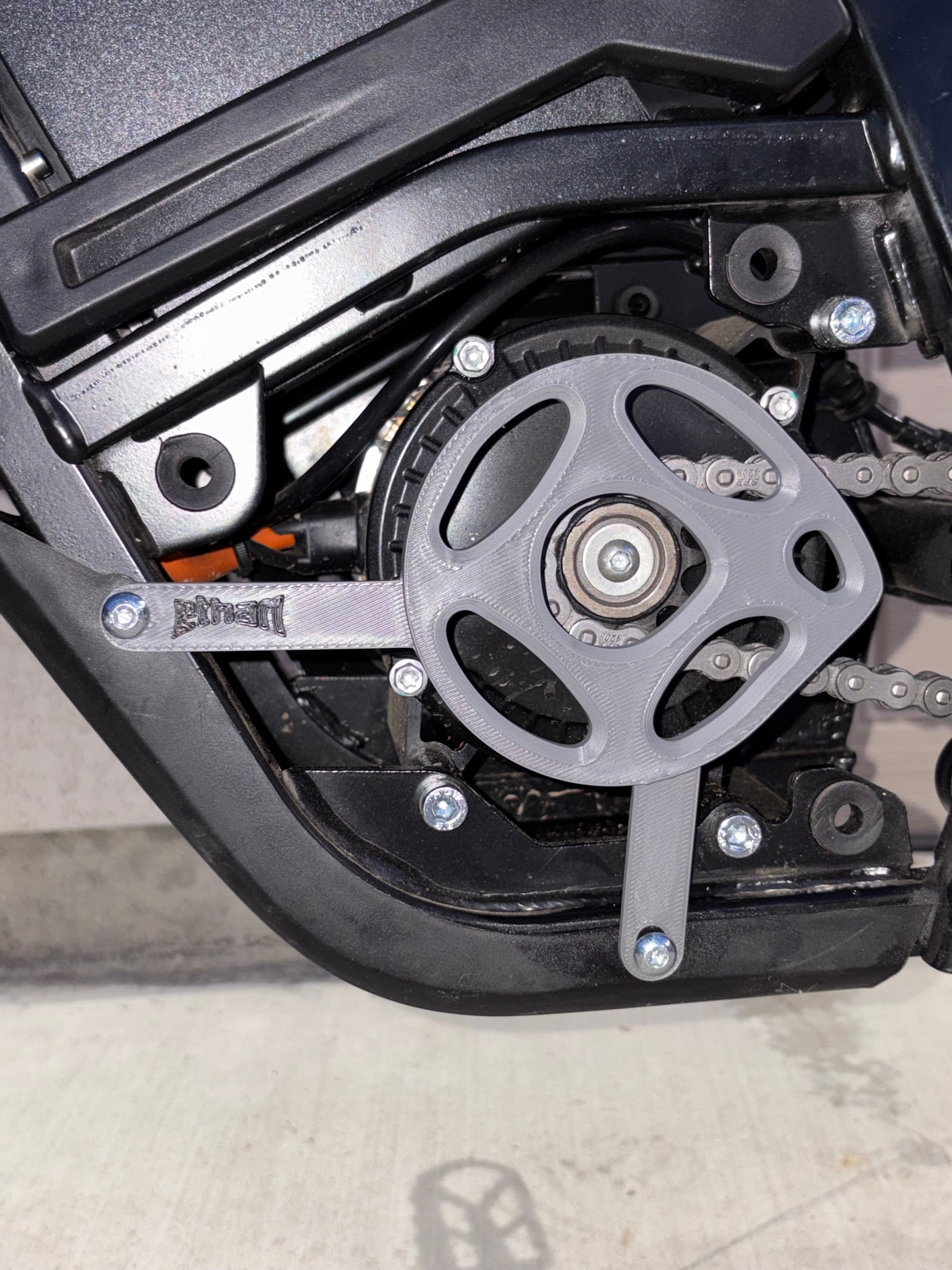 Yozma motor cover (black or white)